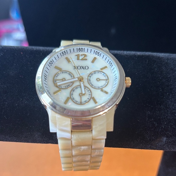 XOXO Elegant Gold and Cream Timepiece
